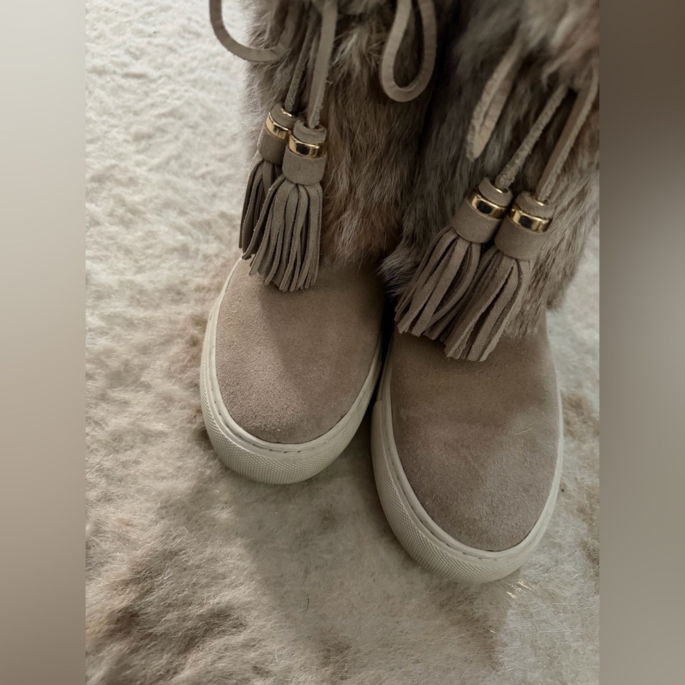 TORY BURCH DARK KNOT
BEIGE ANGELICA BOOT
RABBIT FUR SPLIT SUEDE $450 6 winter - Picture 4 of 8